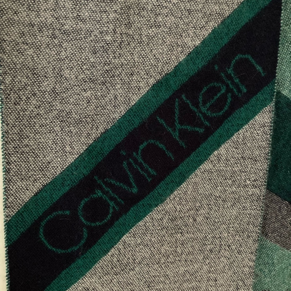 💙💚🩶🧣🩶💚💙Calvin Klein Woven Gray, Blue, Green Scarf